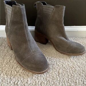 Toms Women’s Olive Green Suede Ankle Heeled Booties Size 6.5